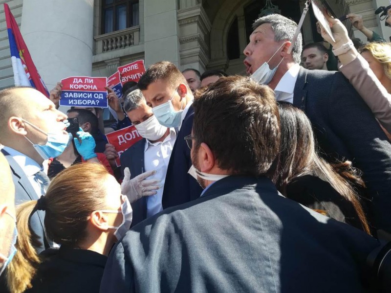 Dveri izmedju bojkota, nasilja i pozivanja na ustav: Nasrtaj na ministra zdravlja  Zlatibora Lončara na ulazu u parlament